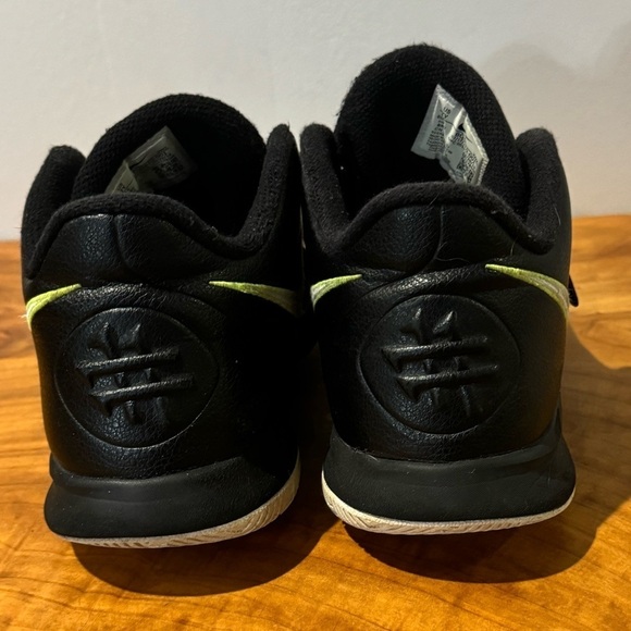 Nike Kyrie FlyTrap Sneakers Basketball Running Shoes Black Lace Up Youth Boy 7Y - Picture 7 of 8